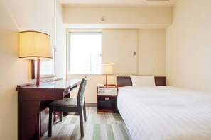 A hotel room with a bed, a desk, a chair, two bedside lamps, and a window. - Hotel Paco Obihiro Chuo (Obihiro)