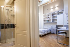 3 bedrooms, iron/ironing board, travel crib, free WiFi - Elegant apartment close to main square with beautiful view (Pistoia)