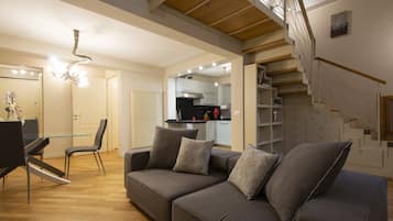 TV connectée, livres, espaces bureaux
