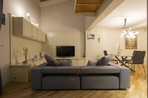 Smart TV, libros y oficina 