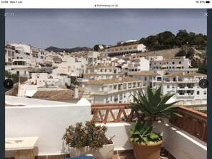 Property grounds - Modern ground floor apartment with huge private terrace, and shared pool access (Mijas Pueblo)