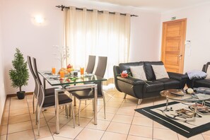 Dining - Feel-at-Home Machico (Machico)