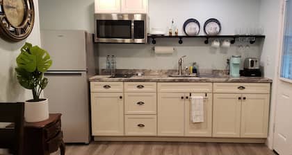Confidently Clean, Quint & Cozy Apartment
