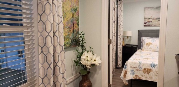 1 多间卧室、办公桌、熨斗/熨衣板、旅行婴儿床