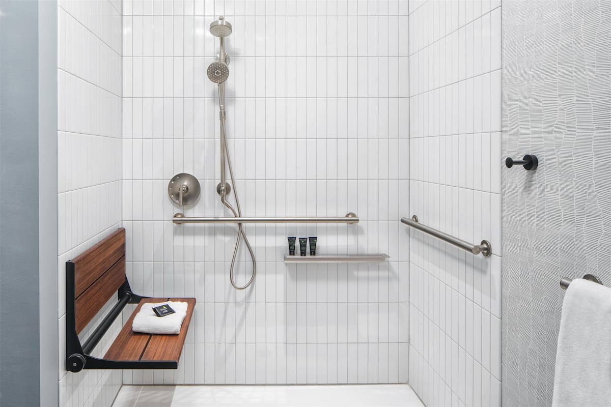 Artículos de tocador de diseñador, secador de pelo, batas, pantuflas