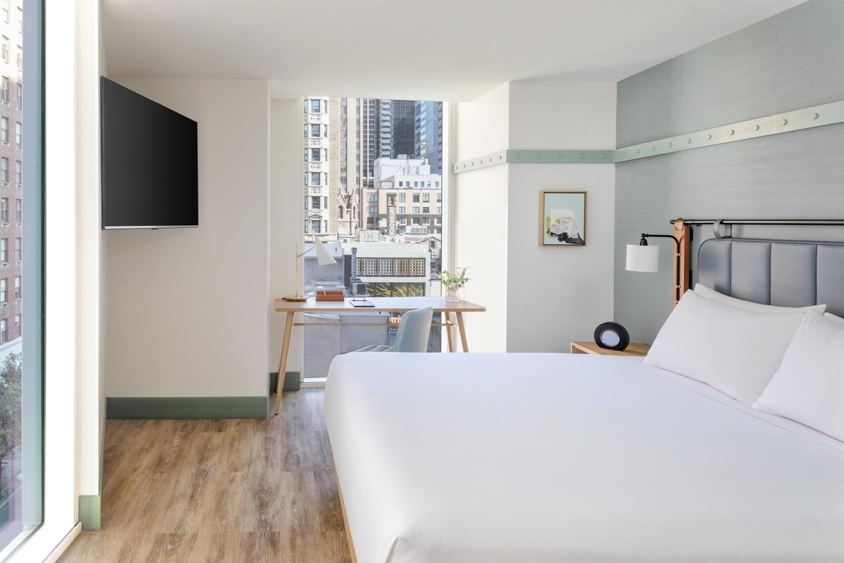 Chambre, 1 très grand lit, en angle | Literie hypoallergénique, coffres-forts dans les chambres, bureau