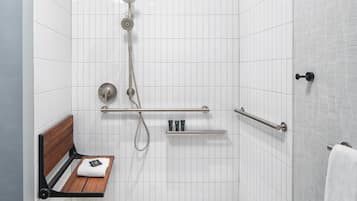 Une douche équipée d’un pommeau de douche à main, d’un autre pommeau de douche à main et d’un troisième pommeau de douche à main.