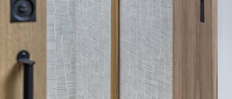 Uma porta de madeira com painel de vidro texturizado e moldura de madeira.