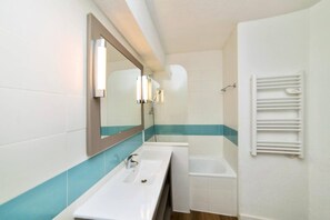 Baignoire, séchoir à cheveux, serviettes fournies, papier de toilette