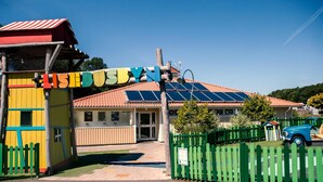 Un bâtiment aux couleurs vives, sur lequel on peut lire l’inscription « LISIBU SYNN ».