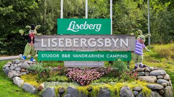 A sign for Liseberg Stugor B&B Vandrharhem Camping with two bunny mascots.