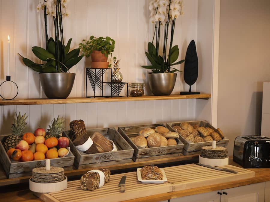 Café da manhã com buffet grátis todos os dias