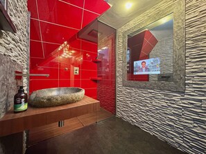 Dusche, Haartrockner, Handtücher, Seife