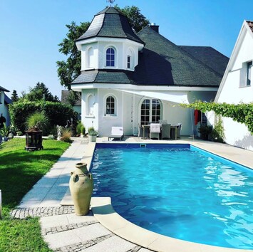 Gemeinschaftspool, Poolheizung läuft von Mai bis September