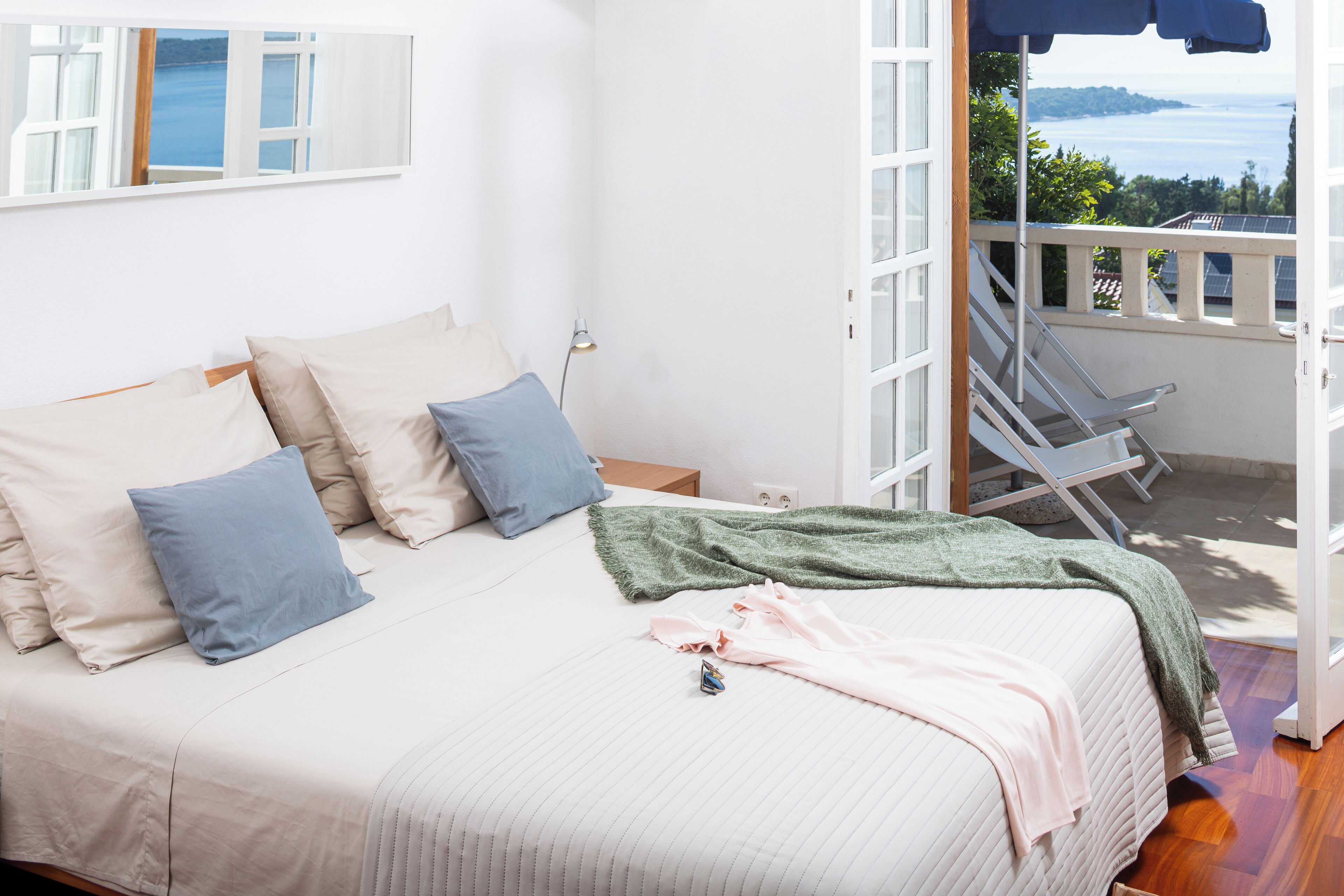 3 bedrooms, in-room safe, iron/ironing board, WiFi