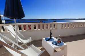 Outdoor dining - HVAR MOOD HOUSE - HVAR EXCLUSIVE SEA,SUN & STARS APARTMENT: MAGNIFICENT SEA VIEW (Hvar)