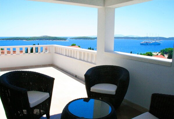 Terrace/patio - HVAR MOOD HOUSE - HVAR EXCLUSIVE SEA,SUN & STARS APARTMENT: MAGNIFICENT SEA VIEW (Hvar)