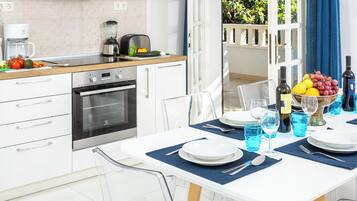 Geladeira, micro-ondas, fogão, cooktop