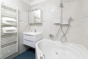 Badewanne, Whirlpool, Haartrockner, Bidet