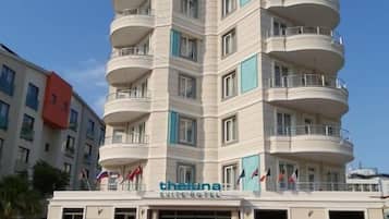 Deluxe Studio Suite | Minibar, desk, laptop workspace, iron/ironing board