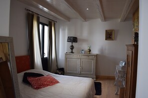 3 slaapkamers, een strijkplank/strijkijzer, reisbedje, wifi