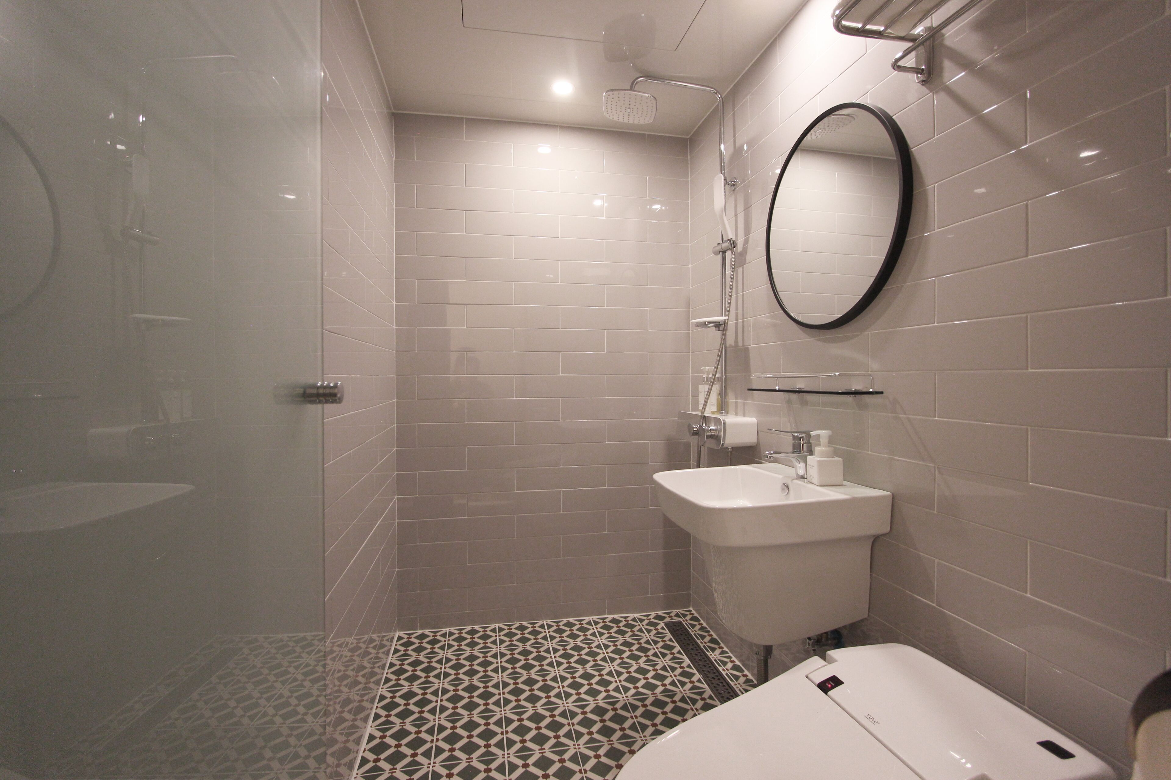 deluxe double room | bathroom | shower, free toiletries, hair dryer, bathrobes
