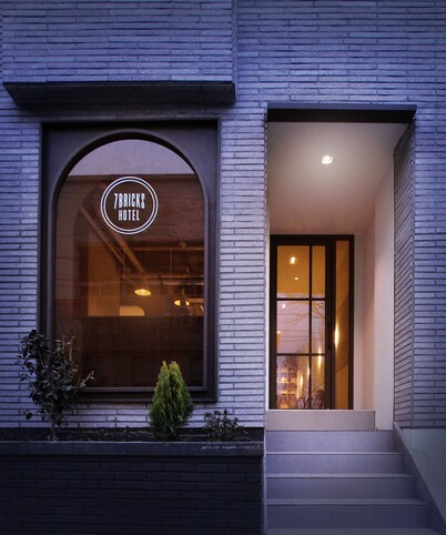 Seven Bricks Hotel