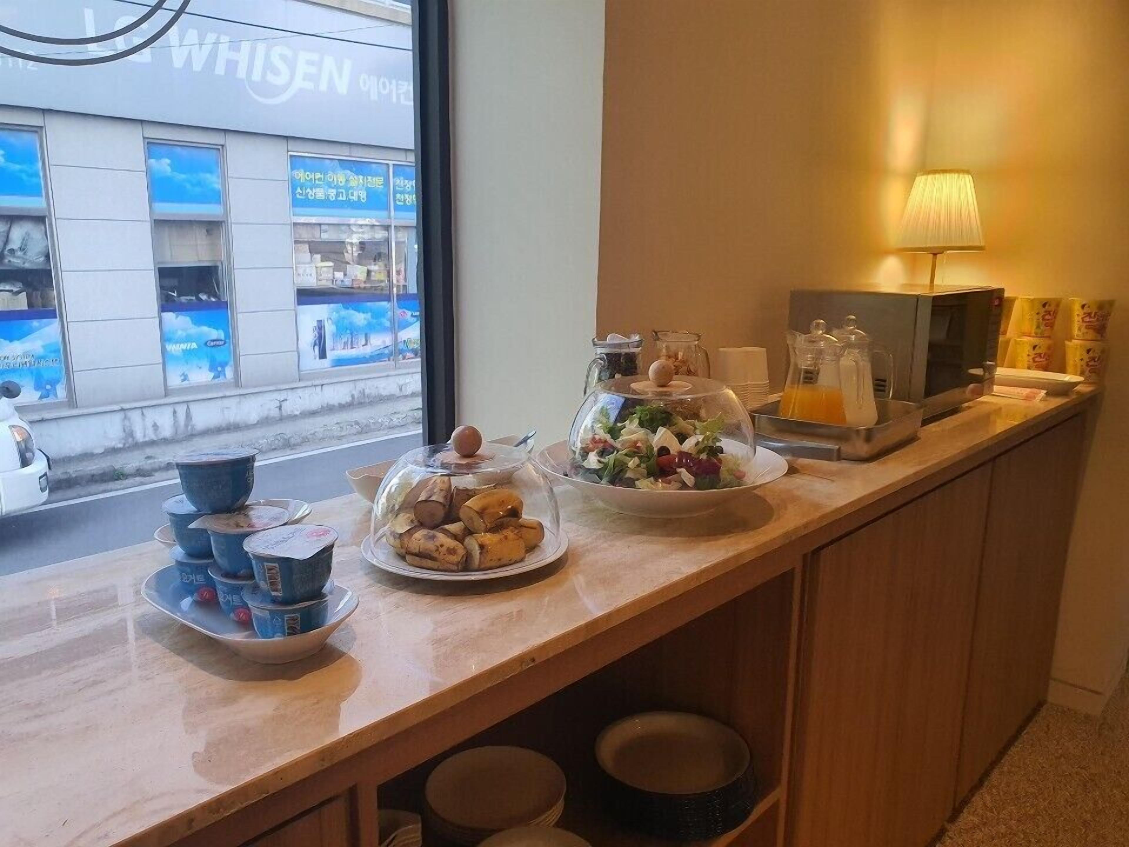 free daily continental breakfast