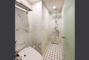 Suite (Double) | Badkamer | Een douche, gratis toiletartikelen, een haardroger, badjassen