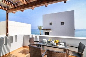 Outdoor dining - Myrtos Mare Suites - Family Maisonette (Myrtos)