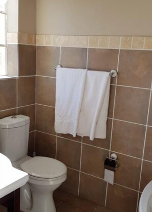 Combined shower/tub, deep soaking tub, towels, soap - Bateleur Bed & Breakfast (Kariega)