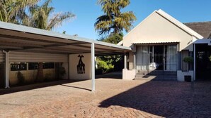 Parking - Bateleur Bed & Breakfast (Kariega)