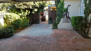 Courtyard - Bateleur Bed & Breakfast (Kariega)