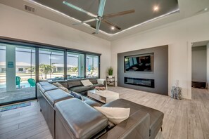 Smart-TV, Kamin, Bücher, Stereoanlage