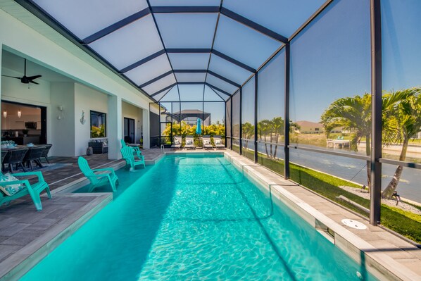 Outdoor pool, a heated pool - Ville Maui (Cape Coral)