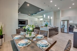 Dining - Ville Maui (Cape Coral)
