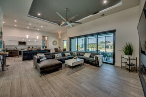 Een smart-tv, een open haard, boeken en een stereo