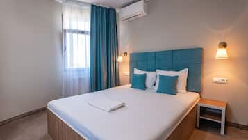 Desk, blackout curtains, soundproofing, free WiFi