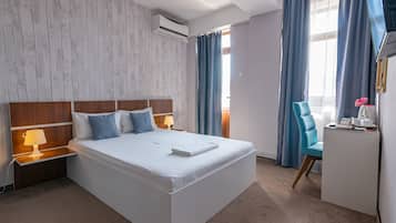 Classic Triple Room | Desk, blackout drapes, soundproofing, free WiFi