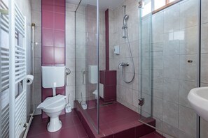 Kostenlose Toilettenartikel, Haartrockner, Hausschuhe, Handtücher