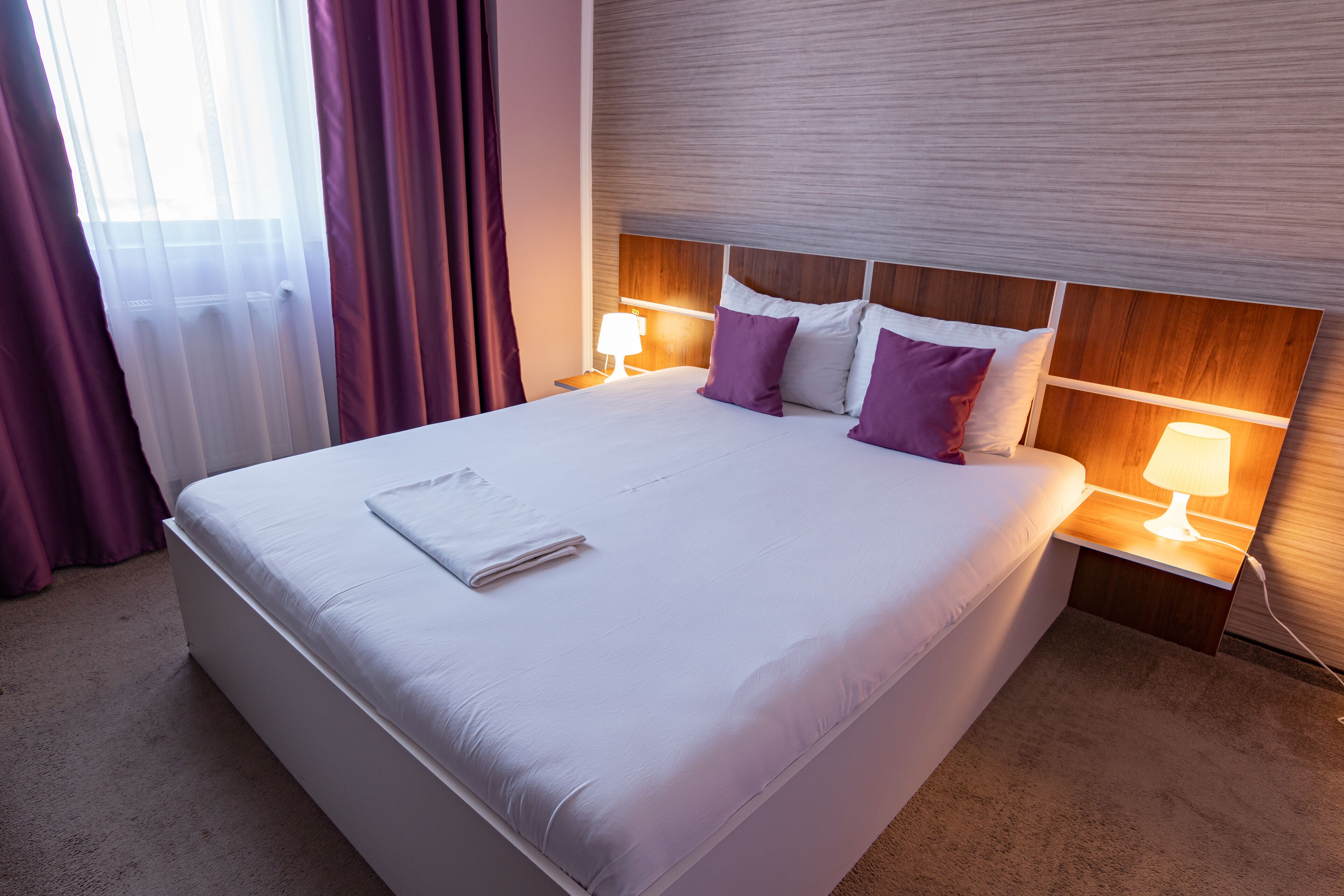 デスク、遮光カーテン、防音設備、WiFi (無料)