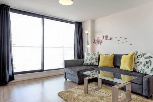 Clean and modern Riverside Flat w/ Private Balcony