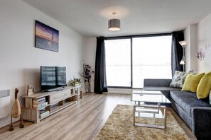 TV, offices - Clean and modern Riverside Flat w/ Private Balcony (Norwich)