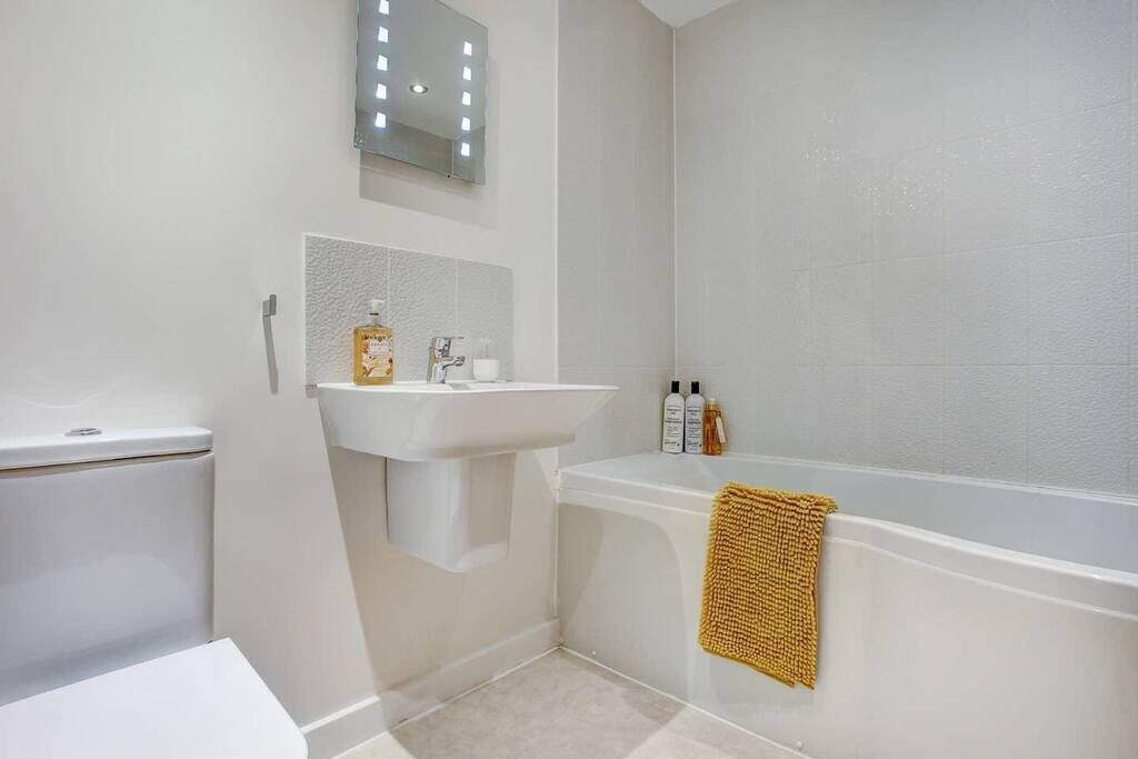 Baignoire, sèche-cheveux, serviettes fournies