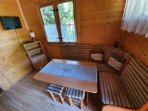 Basic-Ferienhaus | Wohnbereich | Flachbildfernseher