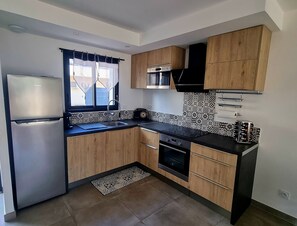 Fridge, microwave, oven, stovetop - Agréable Maison « U Nidu » T3 de 65m2 à 500m de la mer (Cervione)