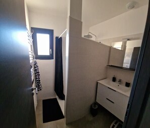 Dusche, Haartrockner, Handtücher, Toilettenpapier