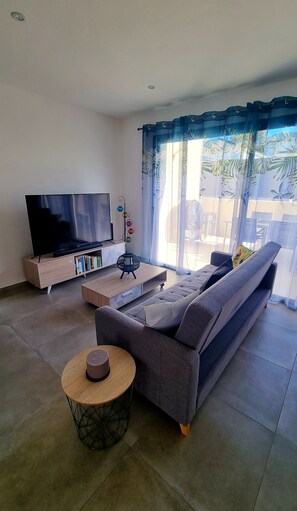 TV, books - Agréable Maison « U Nidu » T3 de 65m2 à 500m de la mer (Cervione)