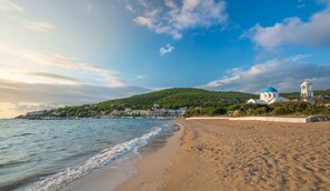 Pantai pribadi di sekitar, pasir putih, dan kursi berjemur