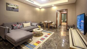 Junior Suite Airport | Peralatan tempat tidur premium, katil Tempur-Pedic, bar mini